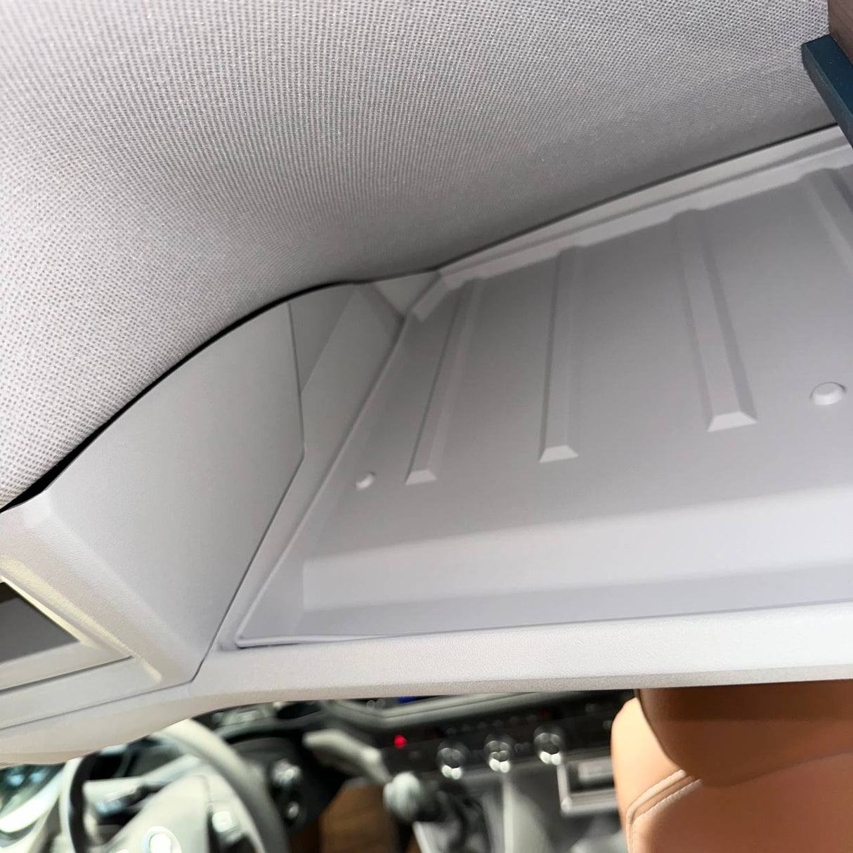 Für VW Crafter vordere Kabinenablage, hellgraue Gummieinsätze – Stauraumeinlage (2018+)