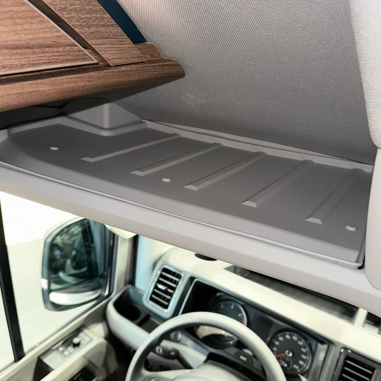 Für VW Crafter vordere Kabinenablage, hellgraue Gummieinsätze – Stauraumeinlage (2018+)