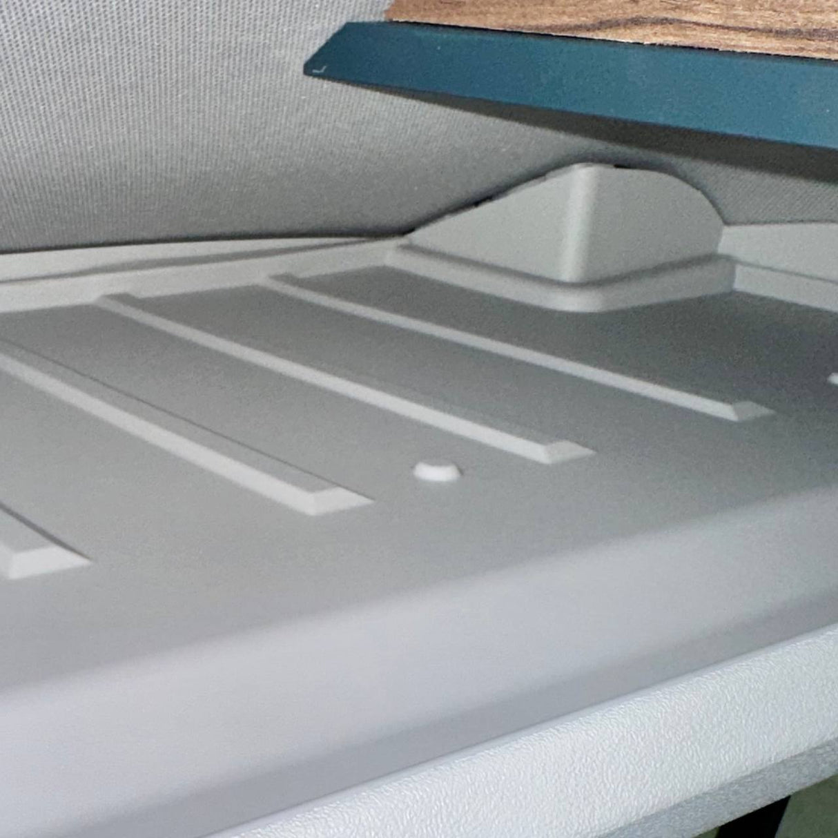 Für VW Crafter vordere Kabinenablage, hellgraue Gummieinsätze – Stauraumeinlage (2018+)