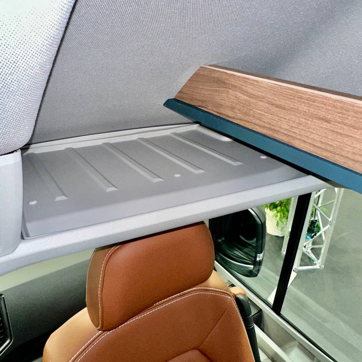 Für VW Crafter vordere Kabinenablage, hellgraue Gummieinsätze – Stauraumeinlage (2018+)