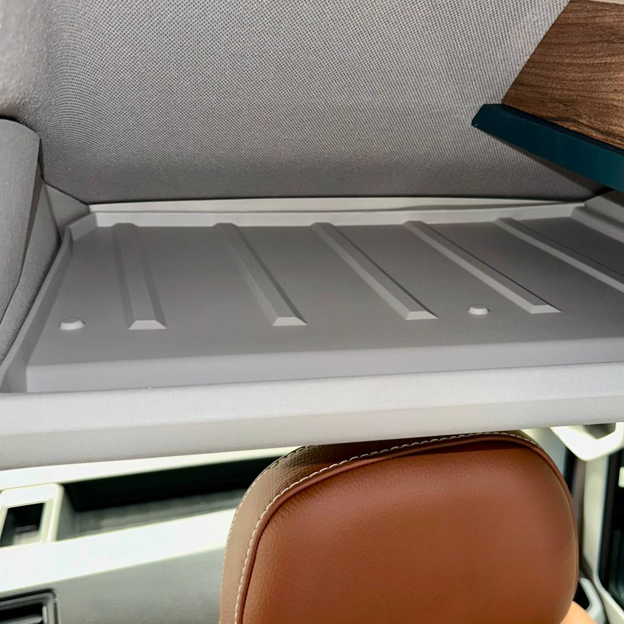 Für VW Crafter vordere Kabinenablage, hellgraue Gummieinsätze – Stauraumeinlage (2018+)