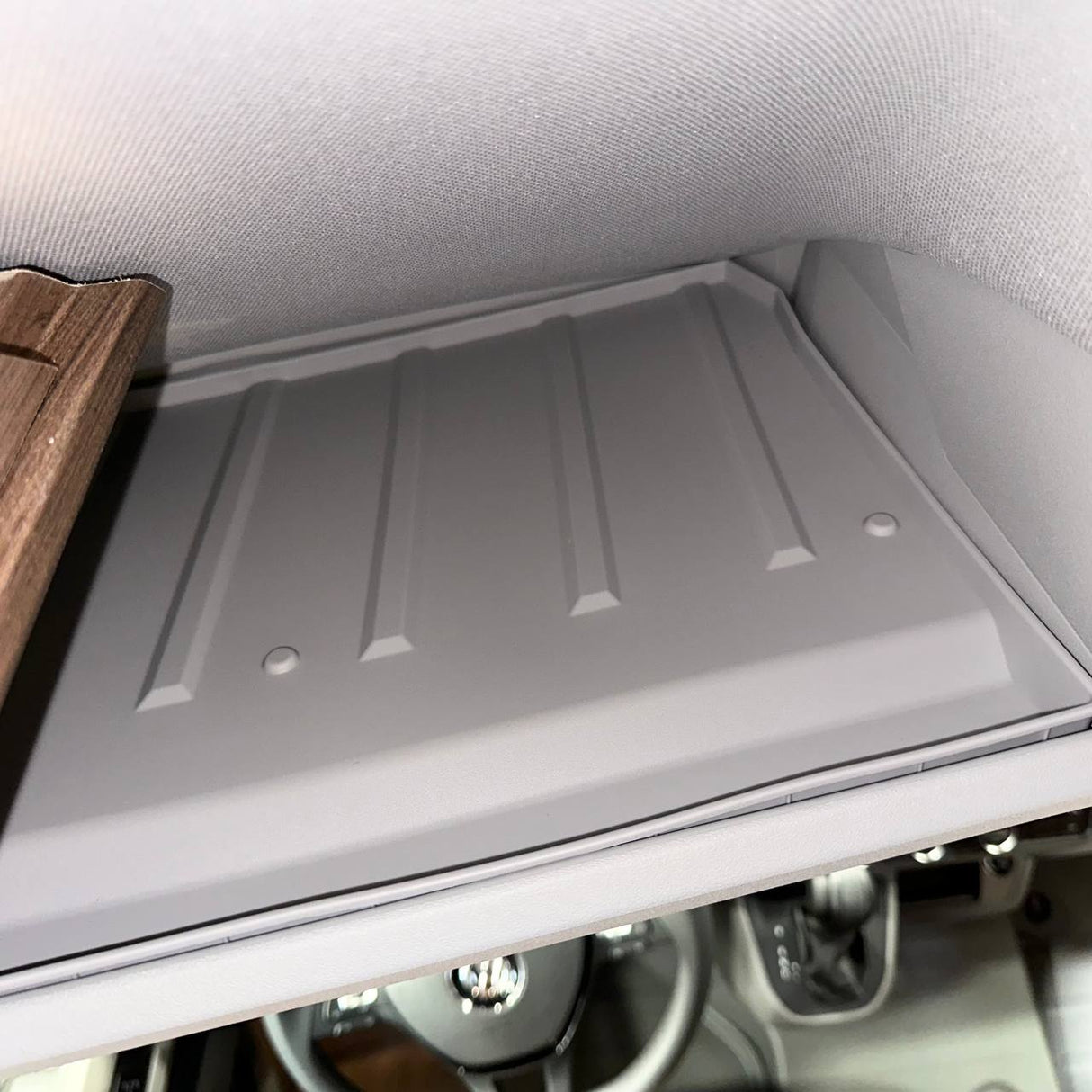 Für VW Crafter vordere Kabinenablage, hellgraue Gummieinsätze – Stauraumeinlage (2018+)