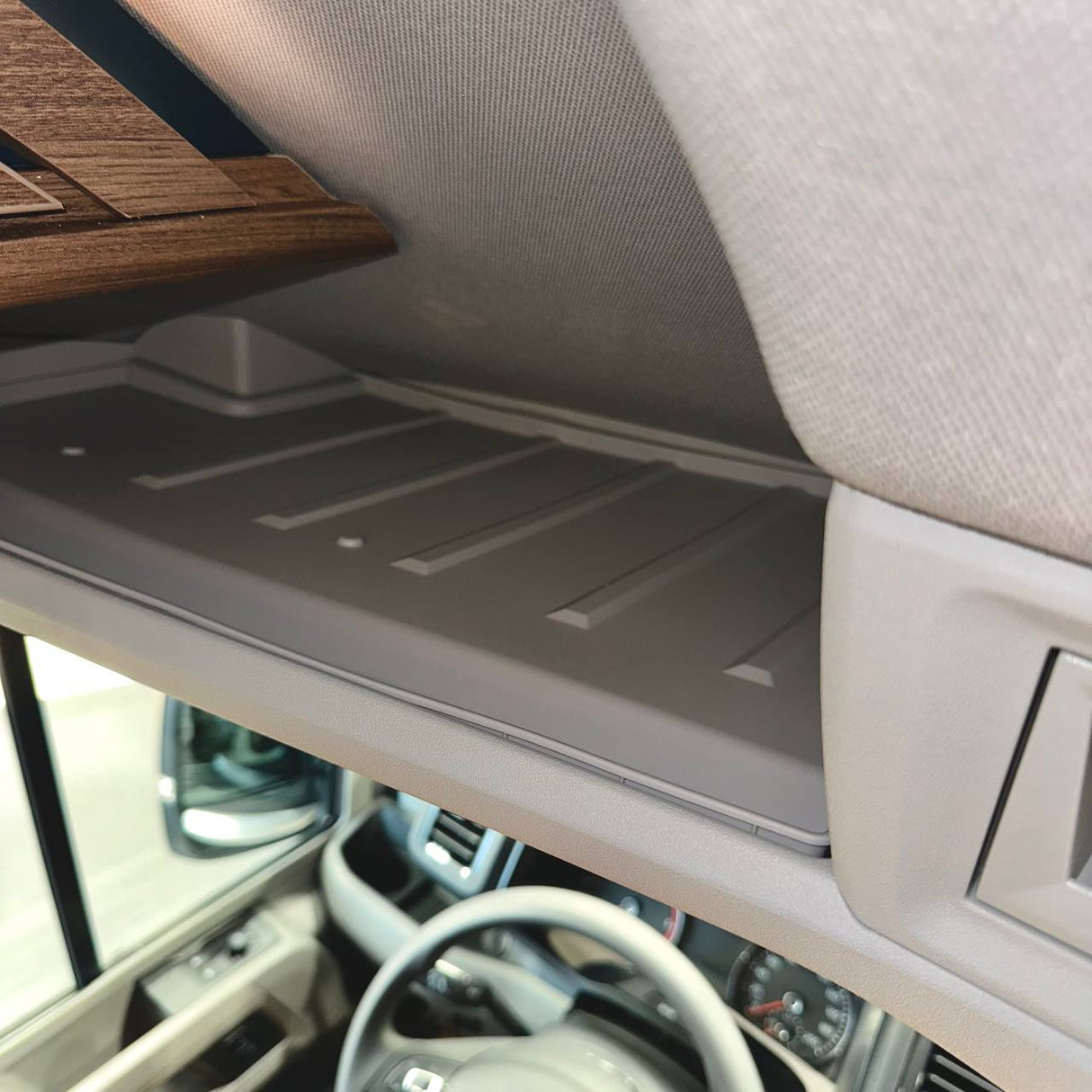 Für VW Crafter vordere Kabinenablage, hellgraue Gummieinsätze – Stauraumeinlage (2018+)