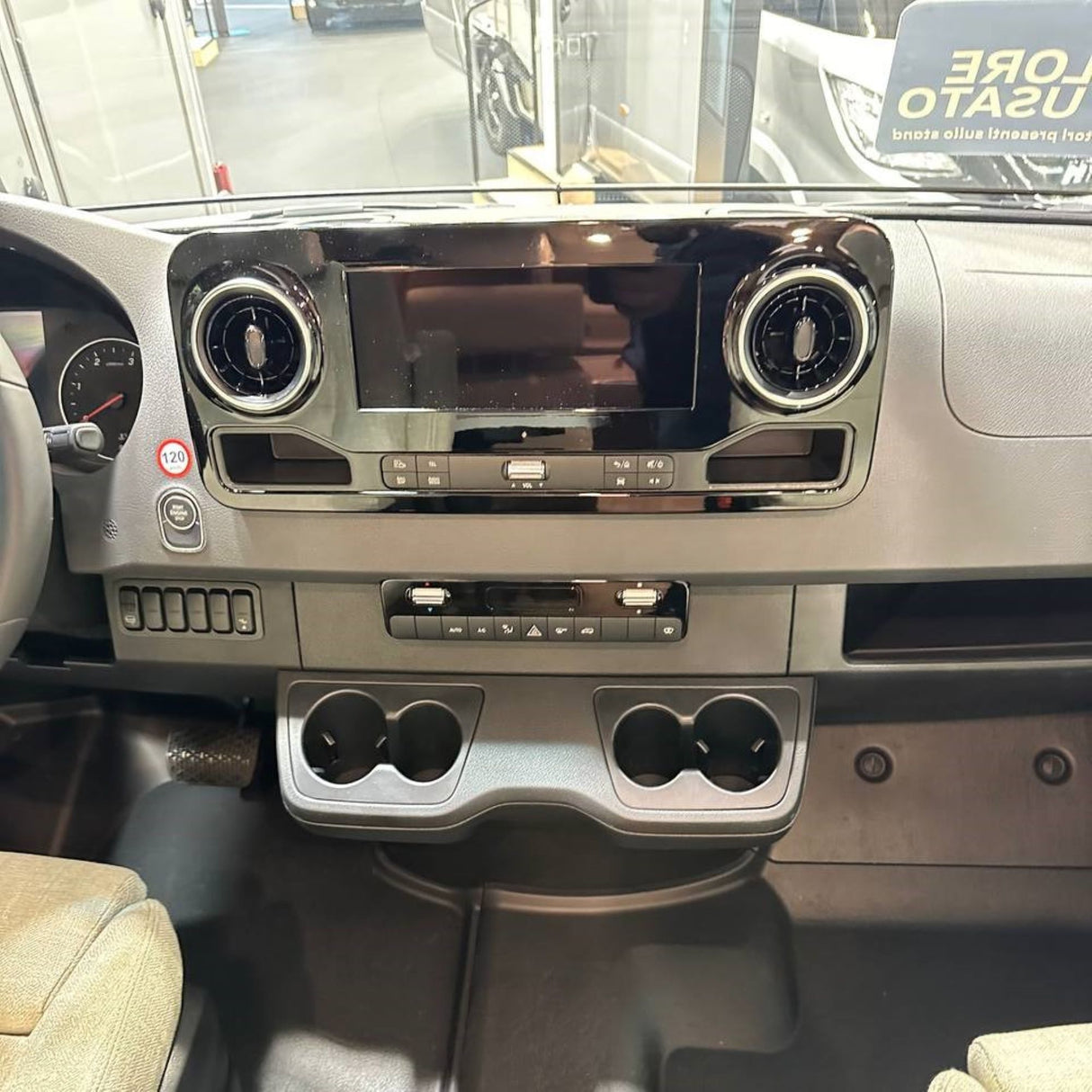 Für Mercedes Sprinter 907 Getränkehalter – Linke Seite Armaturenbretthalterung | Van-X Zubehör