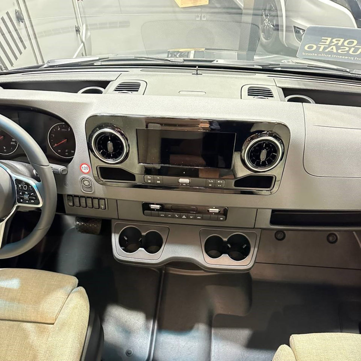 Für Mercedes Sprinter 907 Getränkehalter – Linke Seite Armaturenbretthalterung | Van-X Zubehör