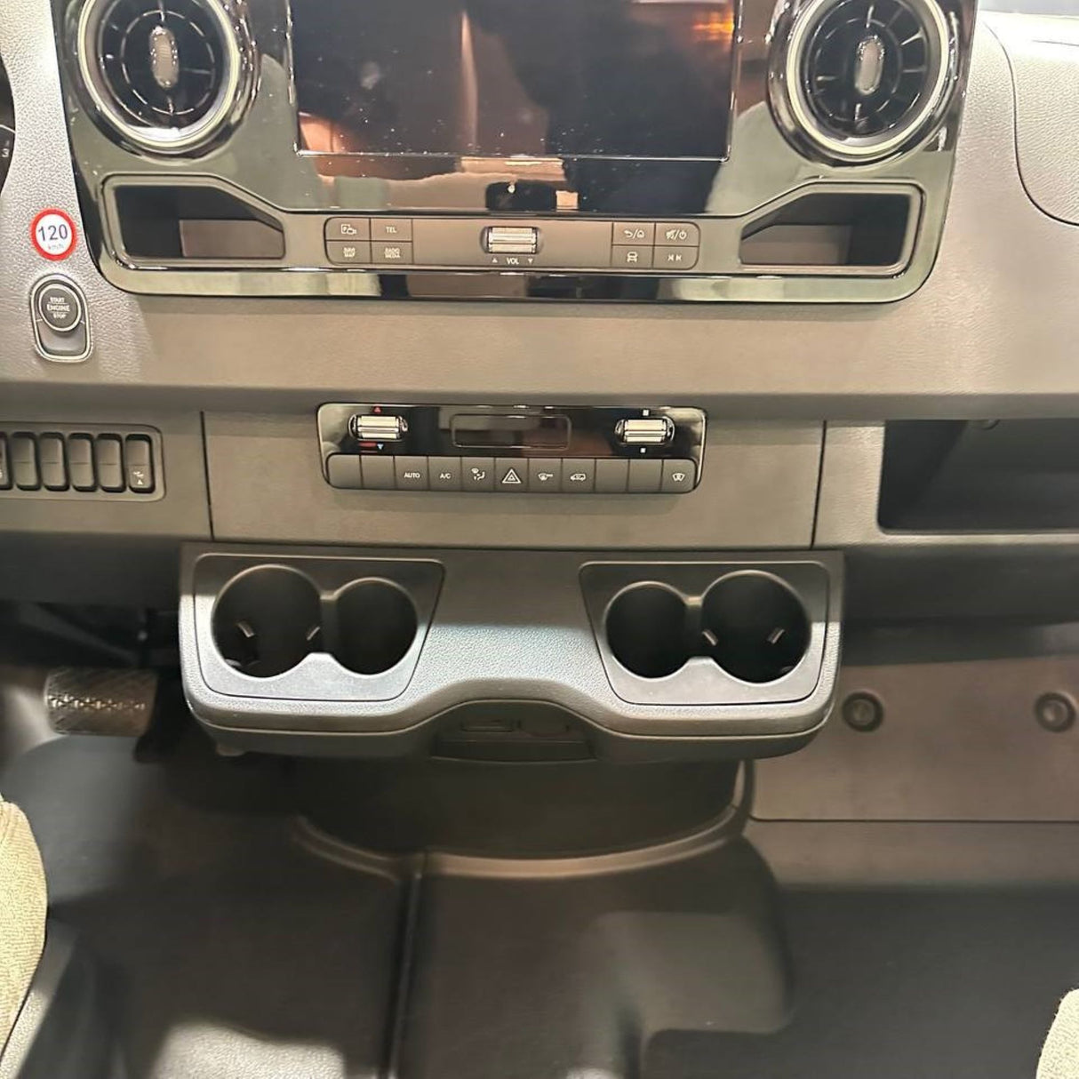 Für Mercedes Sprinter 907 Getränkehalter – Linke Seite Armaturenbretthalterung | Van-X Zubehör