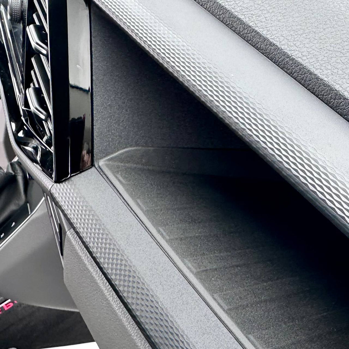 Komfort-Handschuhfach-Innenraum-Paket für Volkswagen Transporter T6.1 - Hochglanz-Schwarz