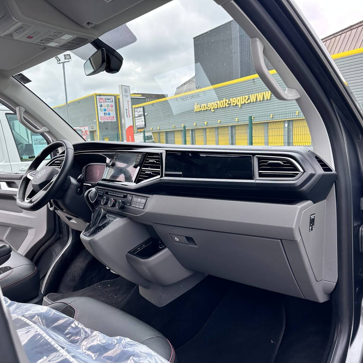 Komfort-Handschuhfach-Innenraum-Paket für Volkswagen Transporter T6.1 - Hochglanz-Schwarz