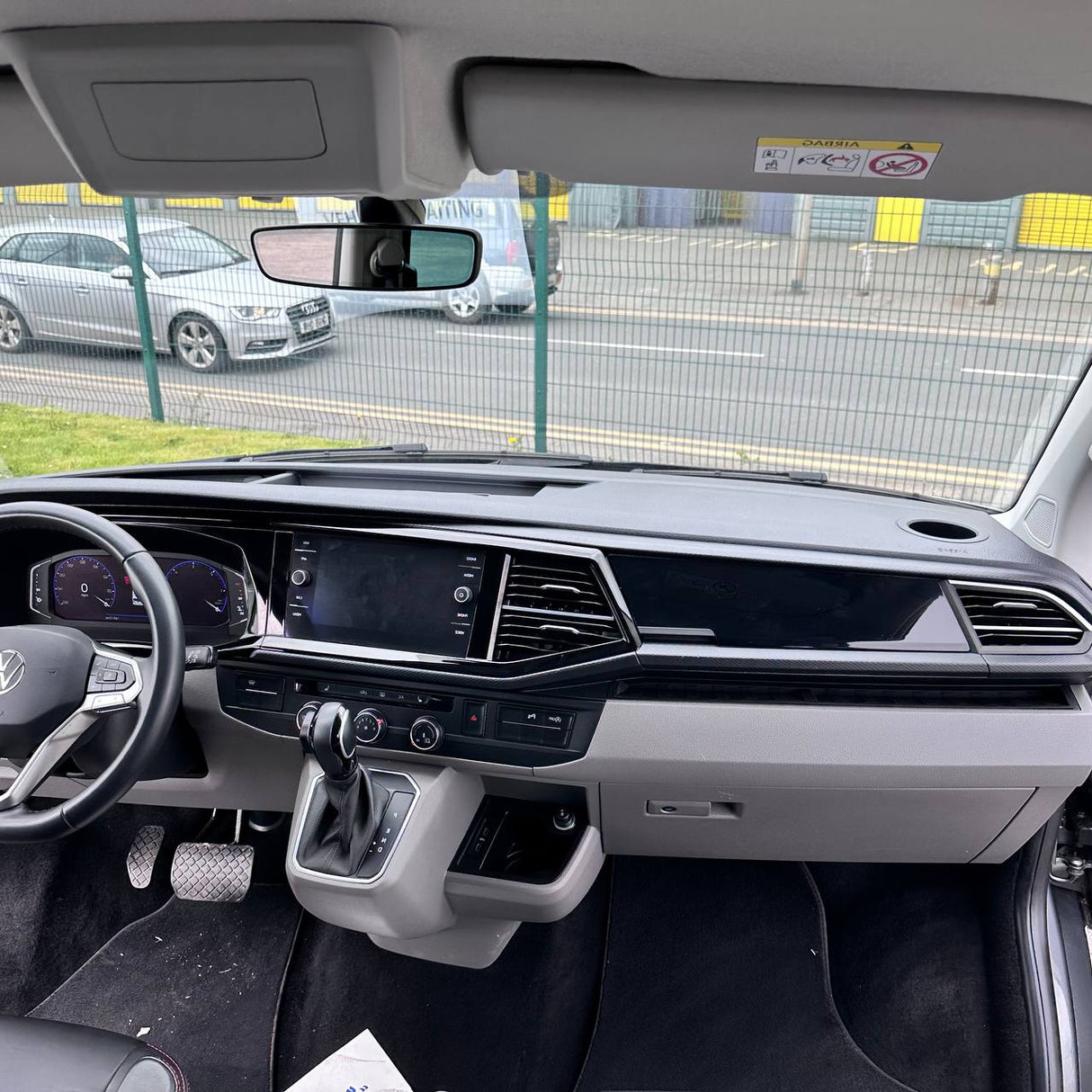 Komfort-Handschuhfach-Innenraum-Paket für Volkswagen Transporter T6.1 - Hochglanz-Schwarz