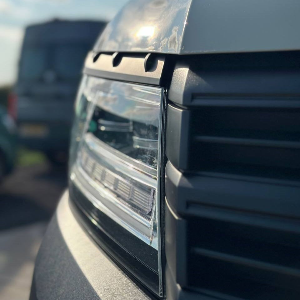 Für den neuen VW Crafter Scheinwerfer Augenbrauenverkleidung – Mattschwarz - Van Styling Accessory by Van-X