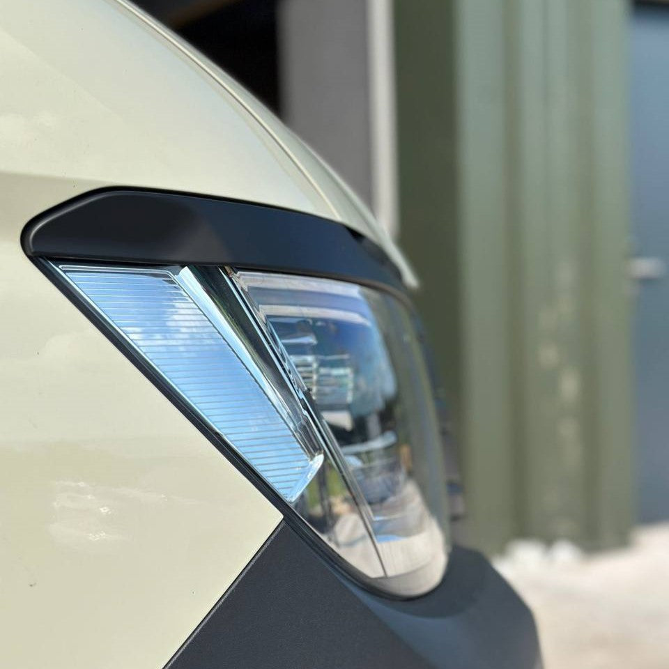 Für den neuen VW Crafter Scheinwerfer Augenbrauenverkleidung – Mattschwarz - Van Styling Accessory by Van-X