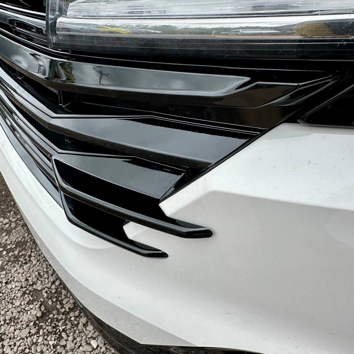 Für VW T6.1 Kühlergrill Seitenfinnen – glänzend schwarz lackiert (4er Set) | Van-X Styling Upgrade für Volkswagen T6.1