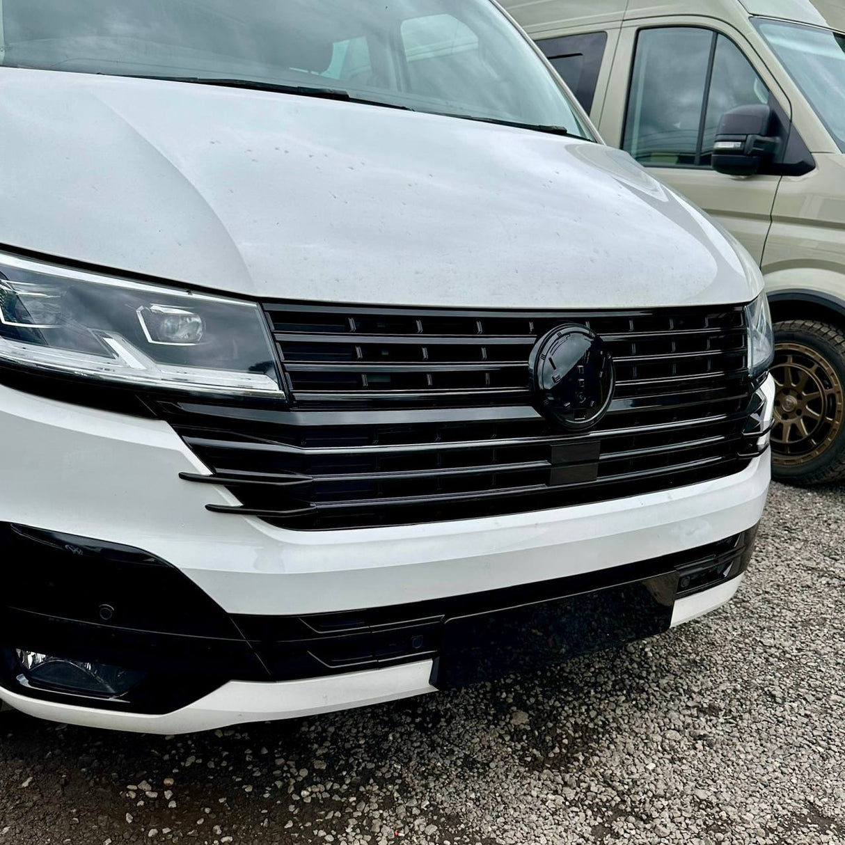 Für VW T6.1 Kühlergrill Seitenfinnen – glänzend schwarz lackiert (4er Set) | Van-X Styling Upgrade für Volkswagen T6.1