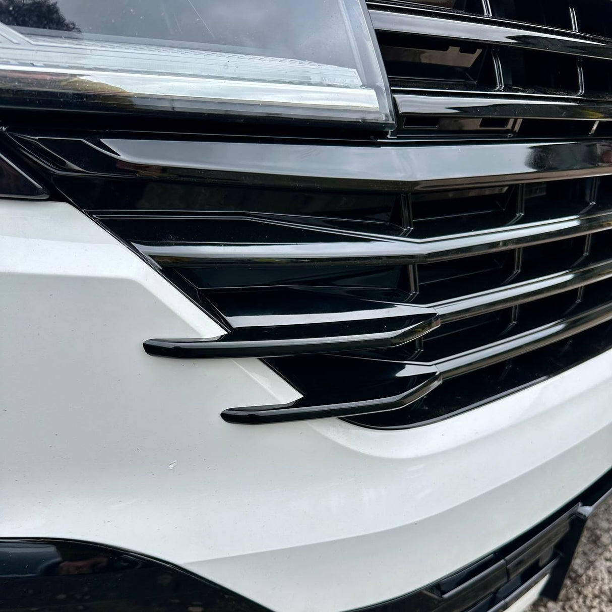 Für VW T6.1 Kühlergrill Seitenfinnen – glänzend schwarz lackiert (4er Set) | Van-X Styling Upgrade für Volkswagen T6.1