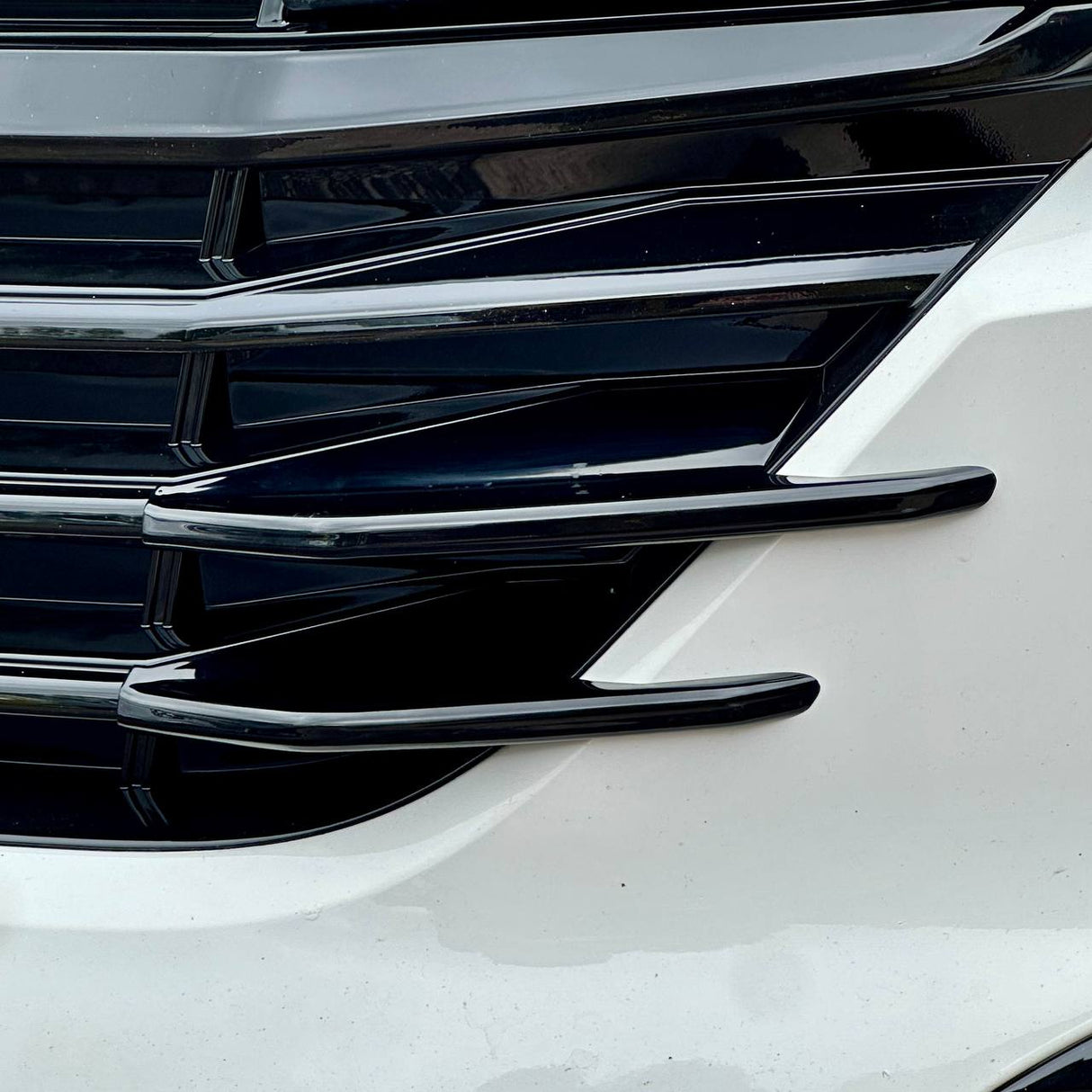 Für VW T6.1 Kühlergrill Seitenfinnen – glänzend schwarz lackiert (4er Set) | Van-X Styling Upgrade für Volkswagen T6.1