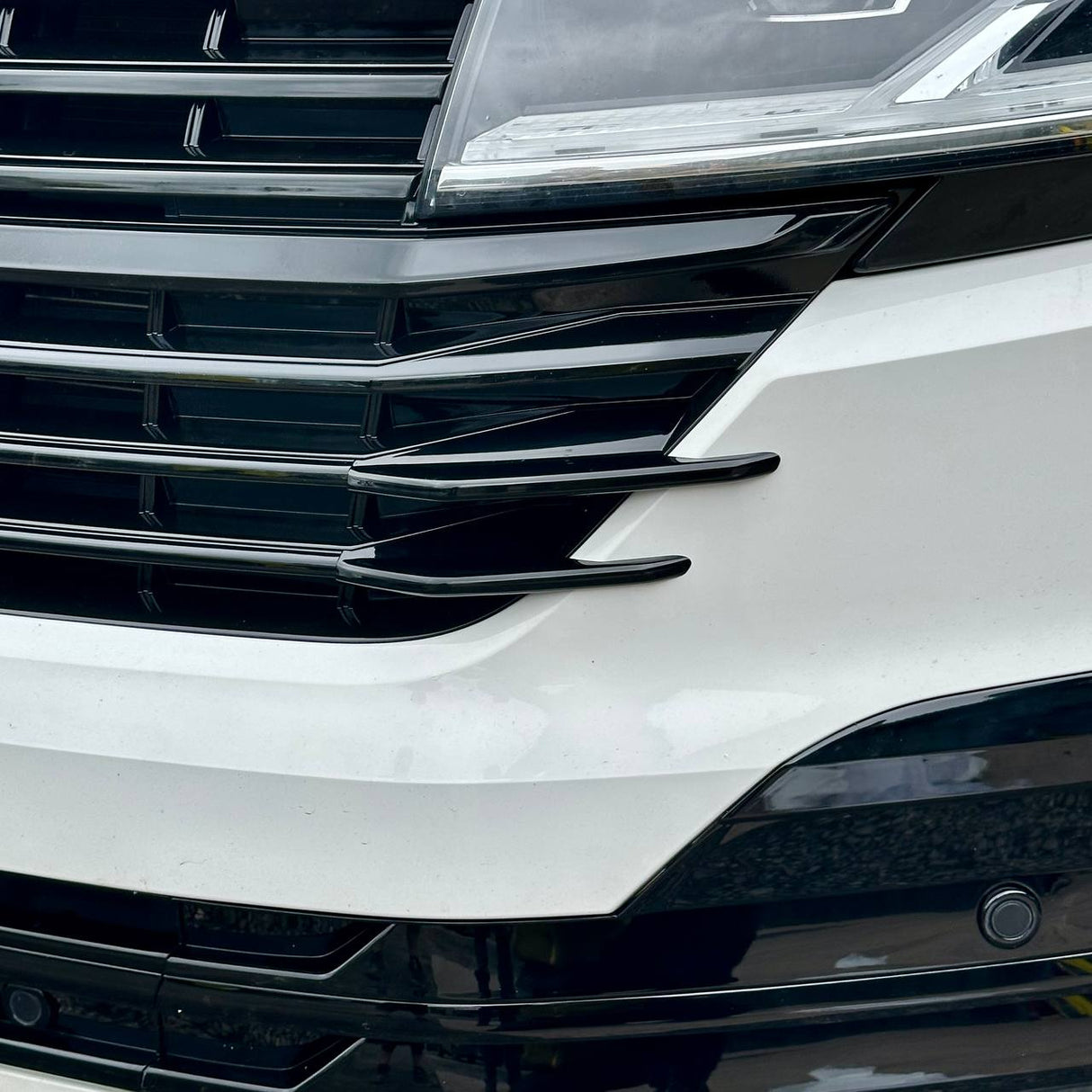 Für VW T6.1 Kühlergrill Seitenfinnen – glänzend schwarz lackiert (4er Set) | Van-X Styling Upgrade für Volkswagen T6.1