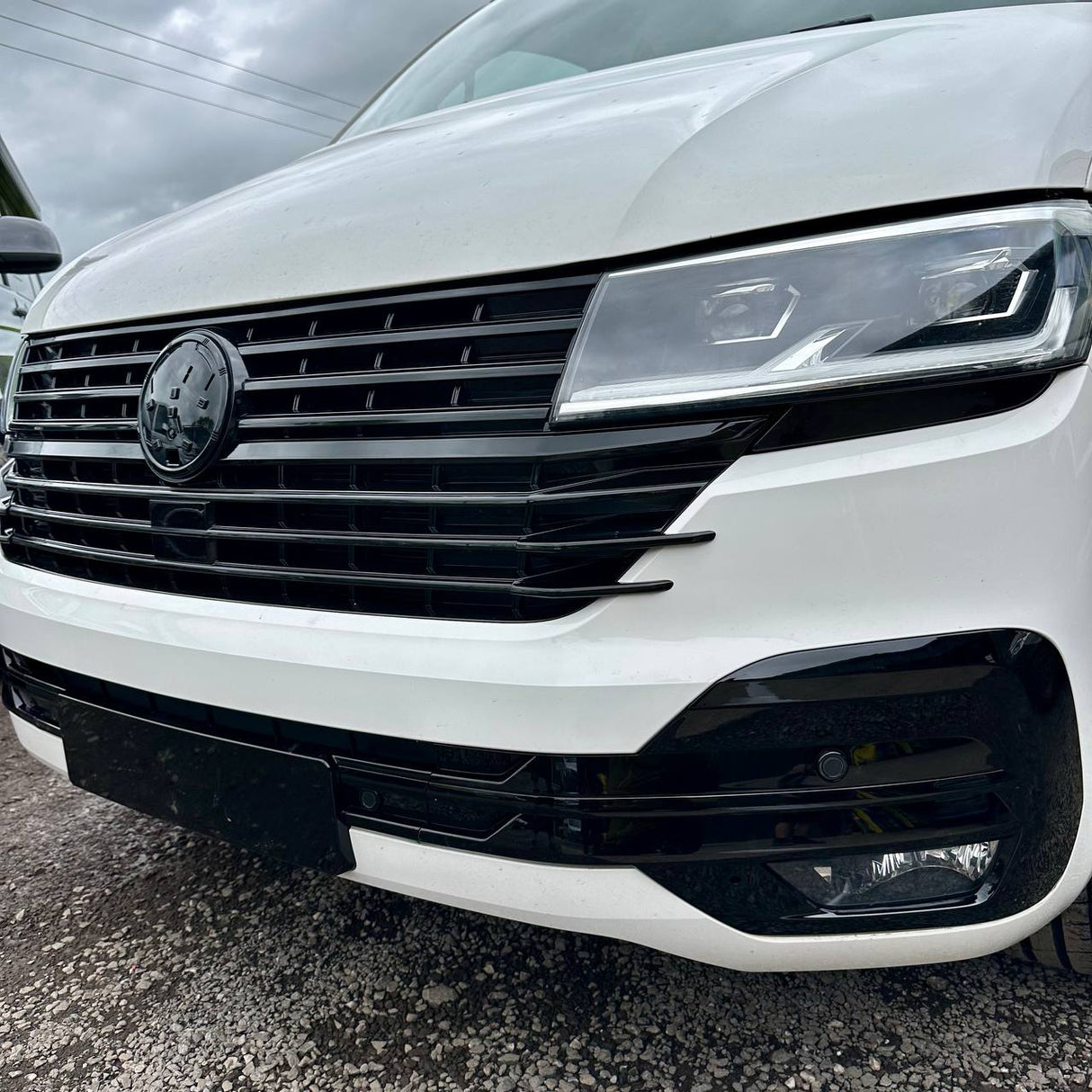 Für VW T6.1 Kühlergrill Seitenfinnen – glänzend schwarz lackiert (4er Set) | Van-X Styling Upgrade für Volkswagen T6.1