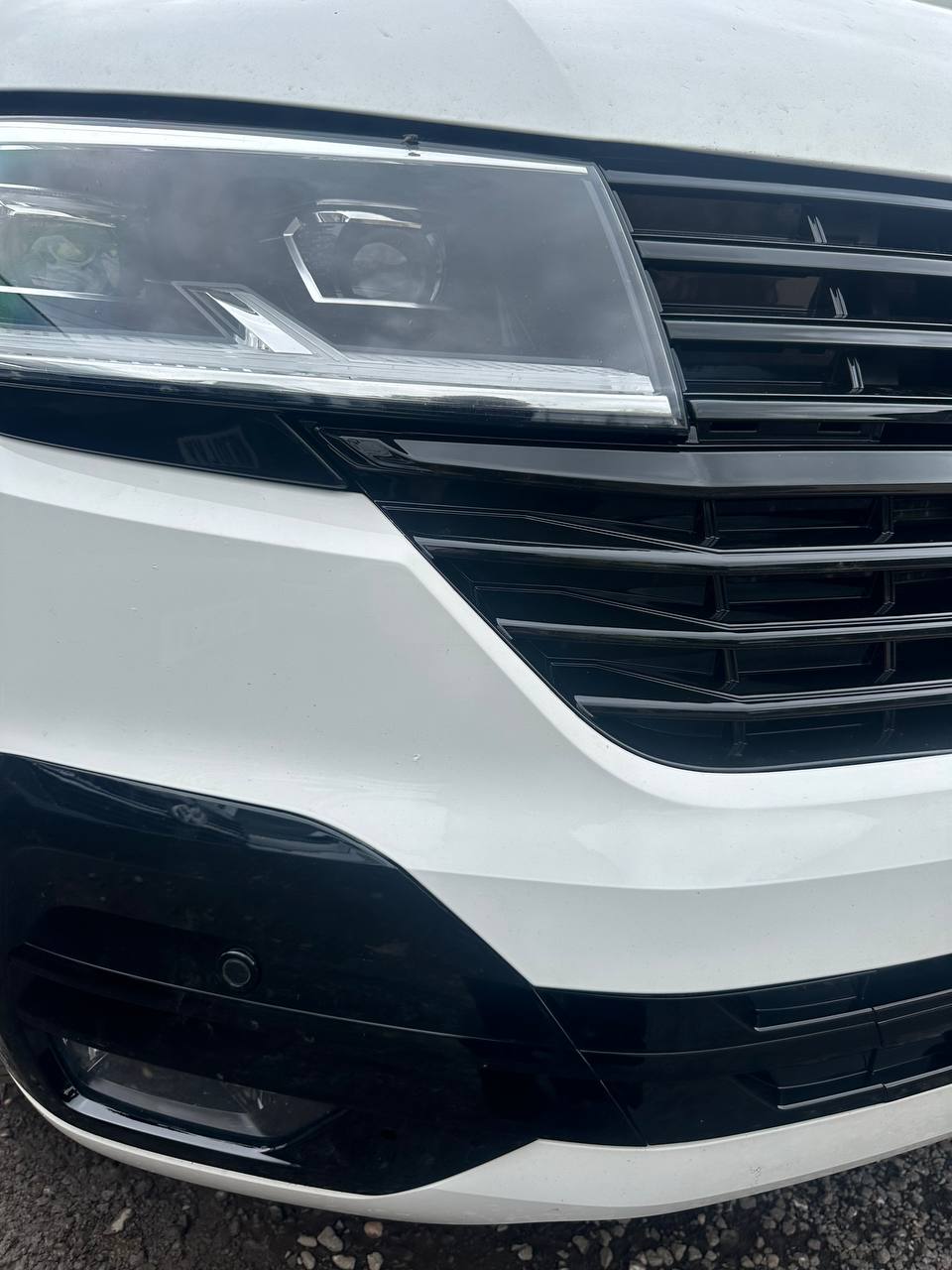 Für VW T6.1 Kühlergrill Seitenfinnen – glänzend schwarz lackiert (4er Set) | Van-X Styling Upgrade für Volkswagen T6.1