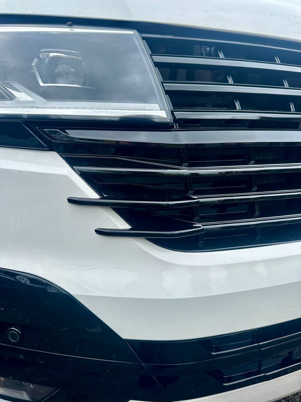 Für VW T6.1 Kühlergrill Seitenfinnen – glänzend schwarz lackiert (4er Set) | Van-X Styling Upgrade für Volkswagen T6.1