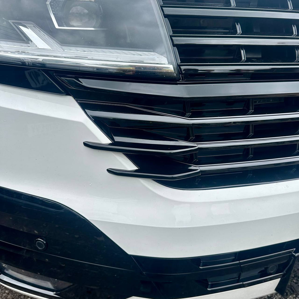 Für VW T6.1 Kühlergrill Seitenfinnen – glänzend schwarz lackiert (4er Set) | Van-X Styling Upgrade für Volkswagen T6.1