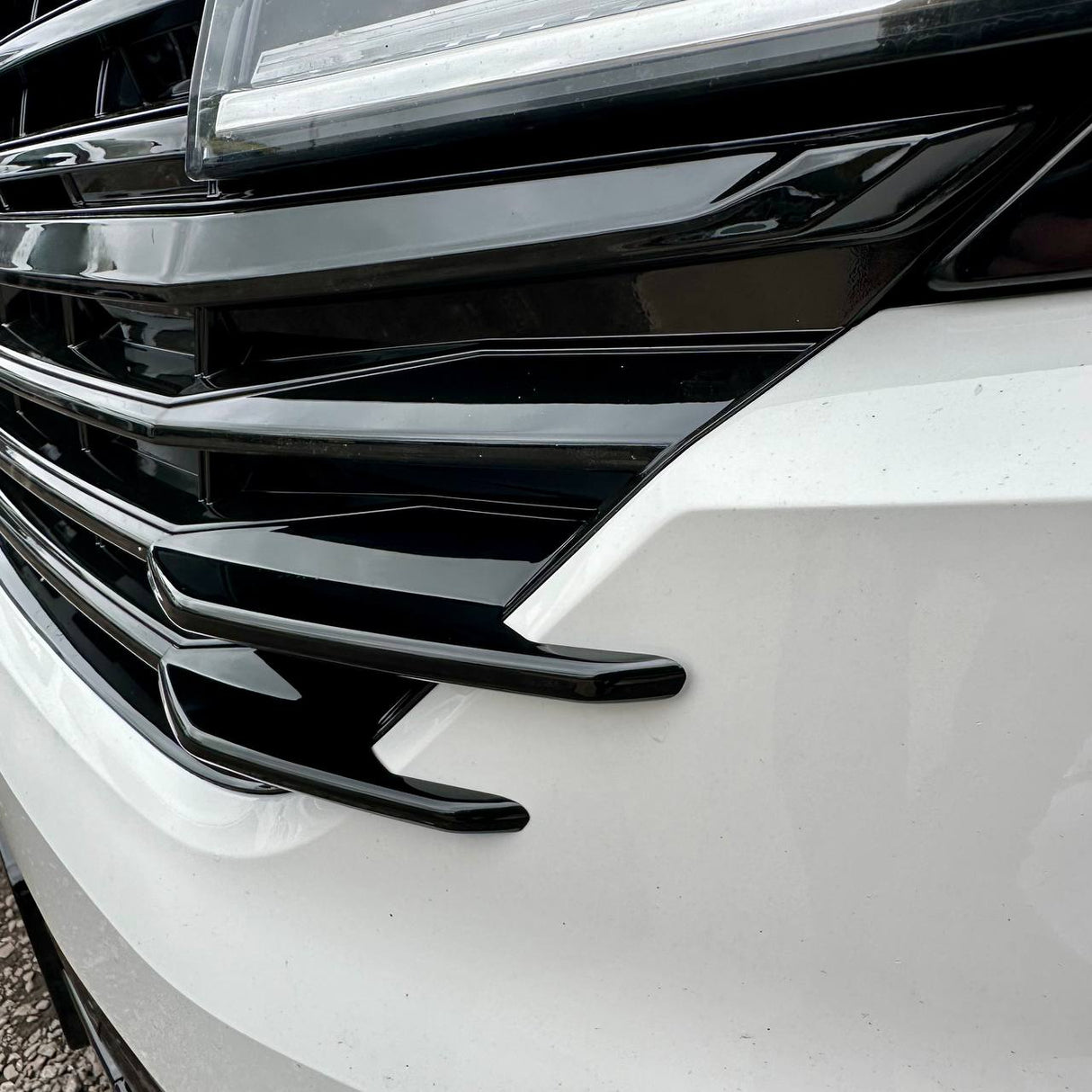 Für VW T6.1 Kühlergrill Seitenfinnen – glänzend schwarz lackiert (4er Set) | Van-X Styling Upgrade für Volkswagen T6.1