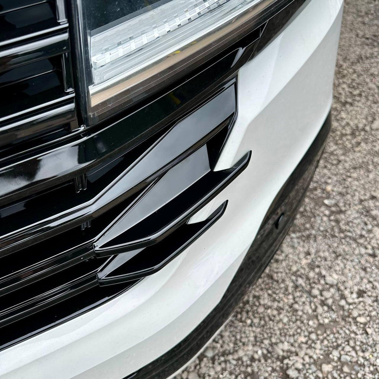 Für VW T6.1 Kühlergrill Seitenfinnen – glänzend schwarz lackiert (4er Set) | Van-X Styling Upgrade für Volkswagen T6.1