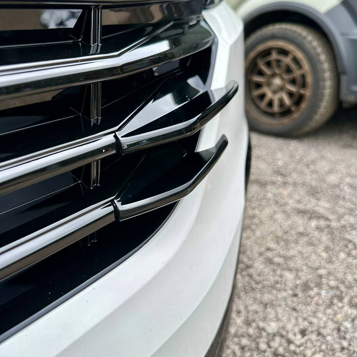 Für VW T6.1 Kühlergrill Seitenfinnen – glänzend schwarz lackiert (4er Set) | Van-X Styling Upgrade für Volkswagen T6.1