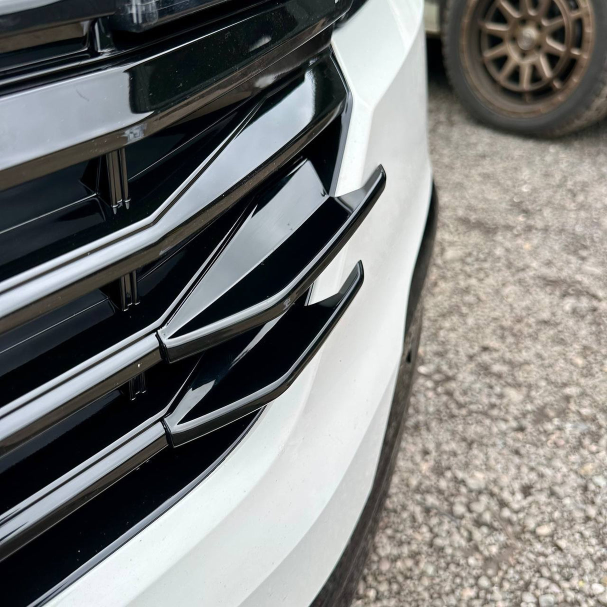 Für VW T6.1 Kühlergrill Seitenfinnen – glänzend schwarz lackiert (4er Set) | Van-X Styling Upgrade für Volkswagen T6.1