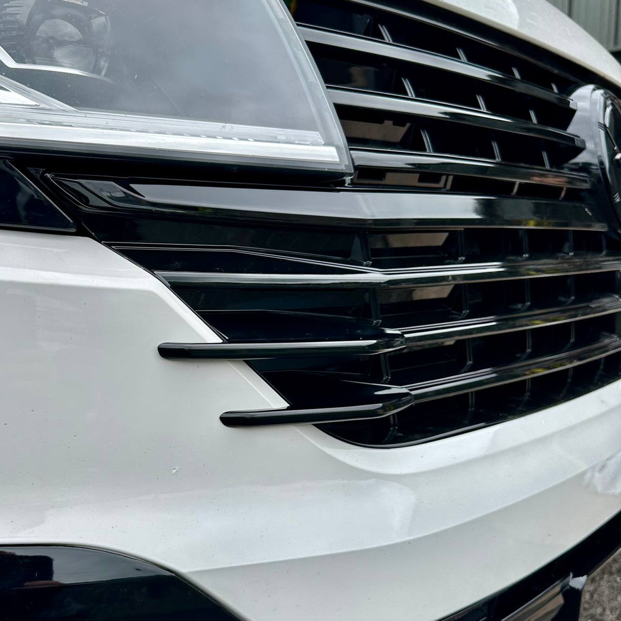 Für VW T6.1 Kühlergrill Seitenfinnen – glänzend schwarz lackiert (4er Set) | Van-X Styling Upgrade für Volkswagen T6.1