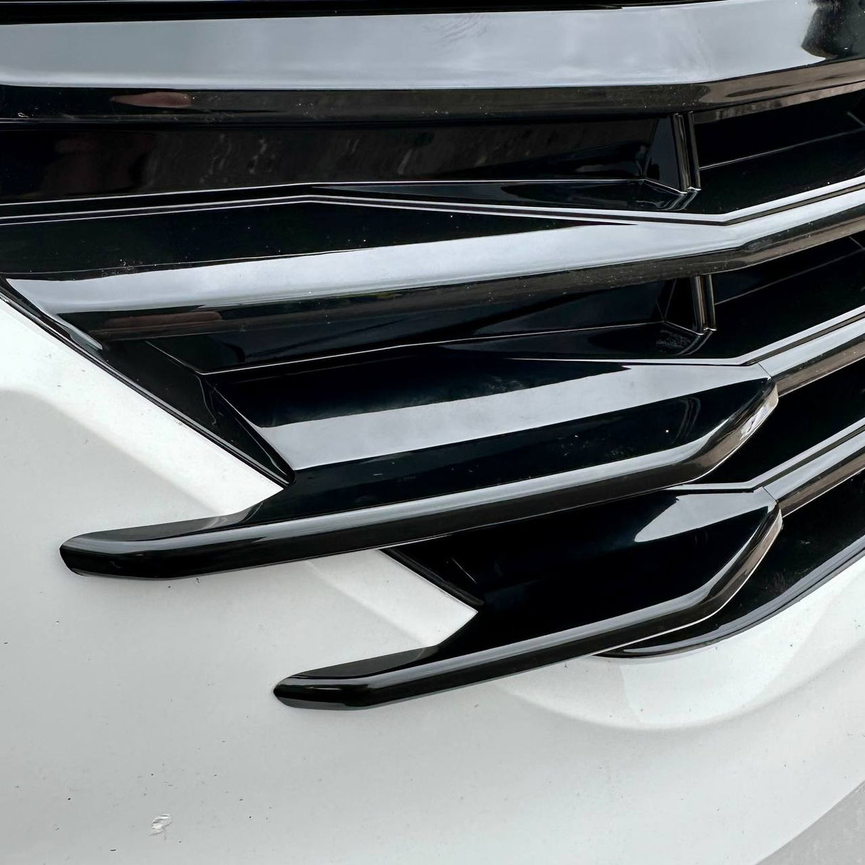 Für VW T6.1 Kühlergrill Seitenfinnen – glänzend schwarz lackiert (4er Set) | Van-X Styling Upgrade für Volkswagen T6.1