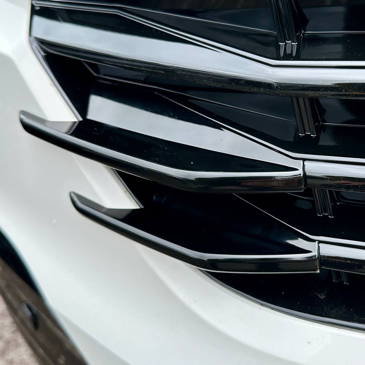 Für VW T6.1 Kühlergrill Seitenfinnen – glänzend schwarz lackiert (4er Set) | Van-X Styling Upgrade für Volkswagen T6.1