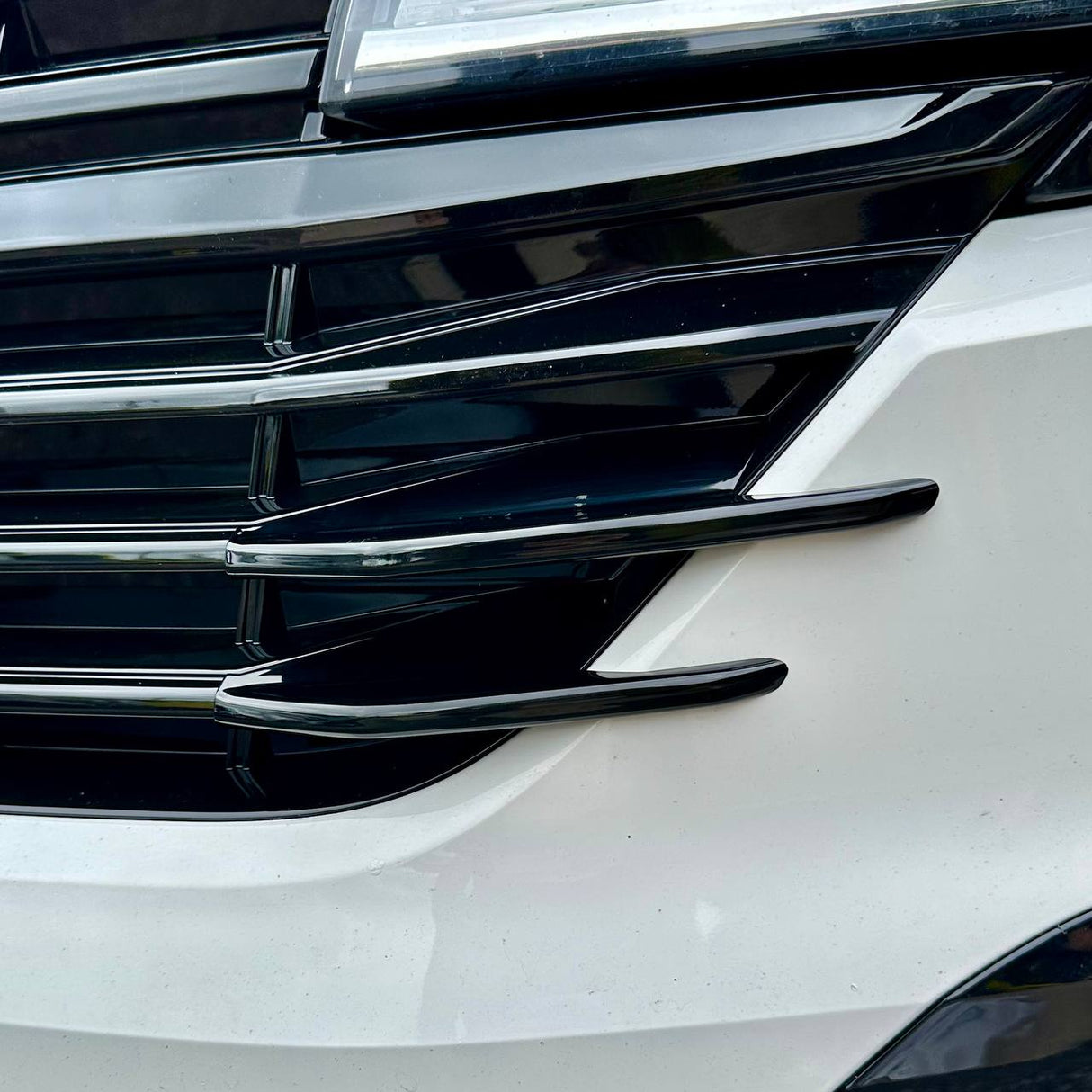 Für VW T6.1 Kühlergrill Seitenfinnen – glänzend schwarz lackiert (4er Set) | Van-X Styling Upgrade für Volkswagen T6.1