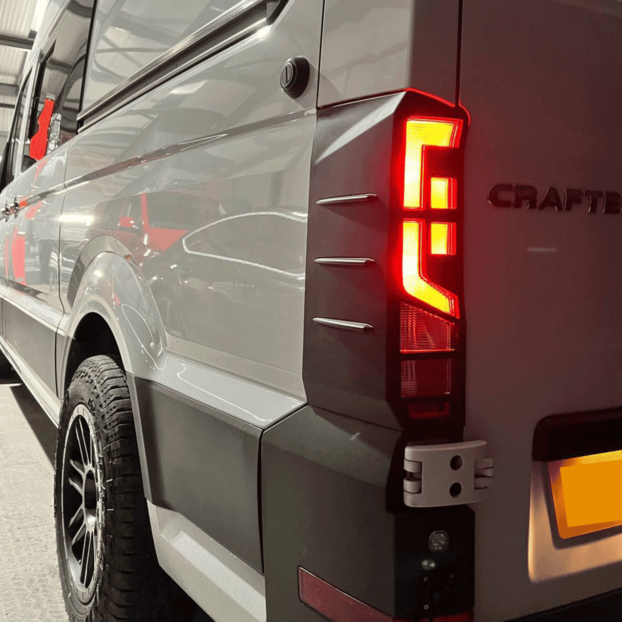 Für Volkswagen Crafter Rücklichtschutz - Mattschwarz (ab 2018)