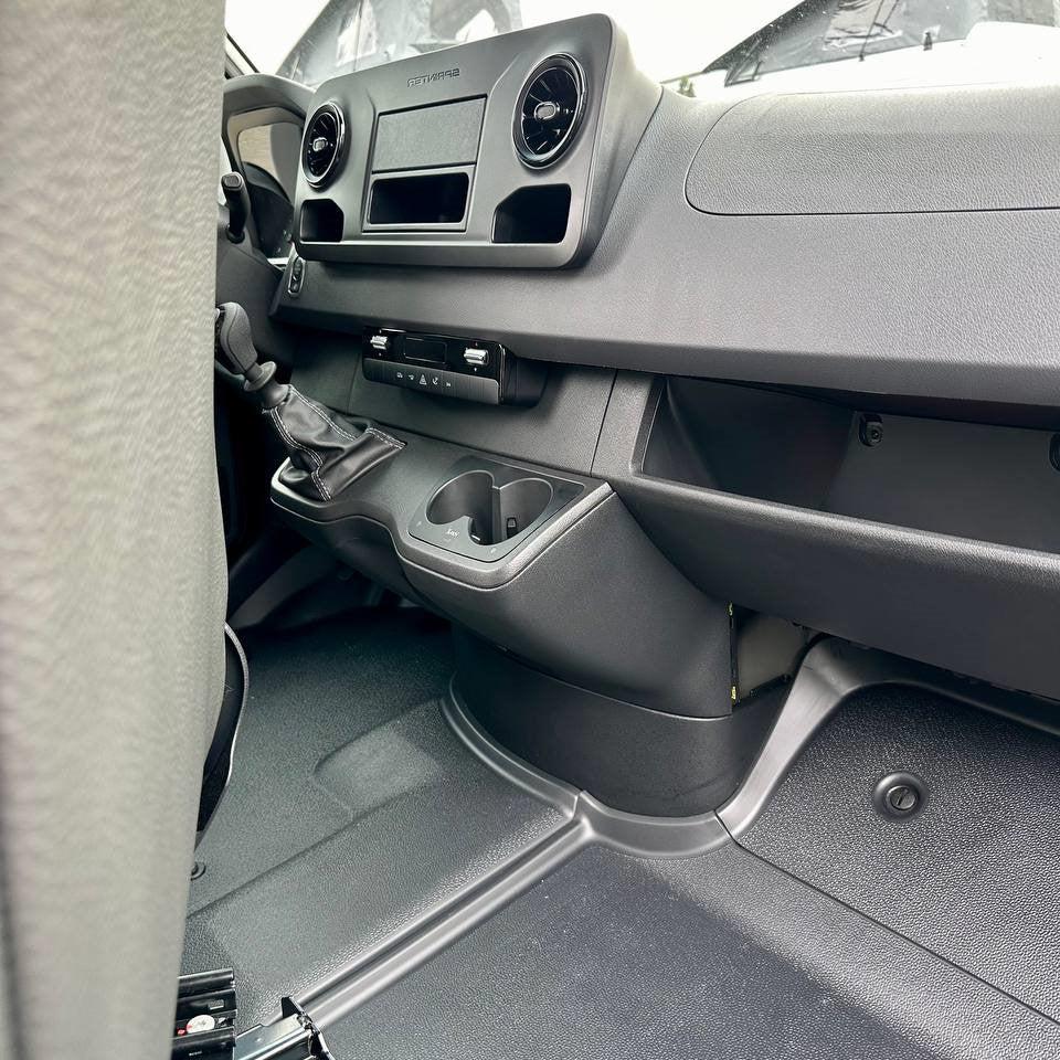 Für Mercedes Sprinter 907 Getränkehalter – Armaturenbretthalterung rechts | Van-X Zubehör