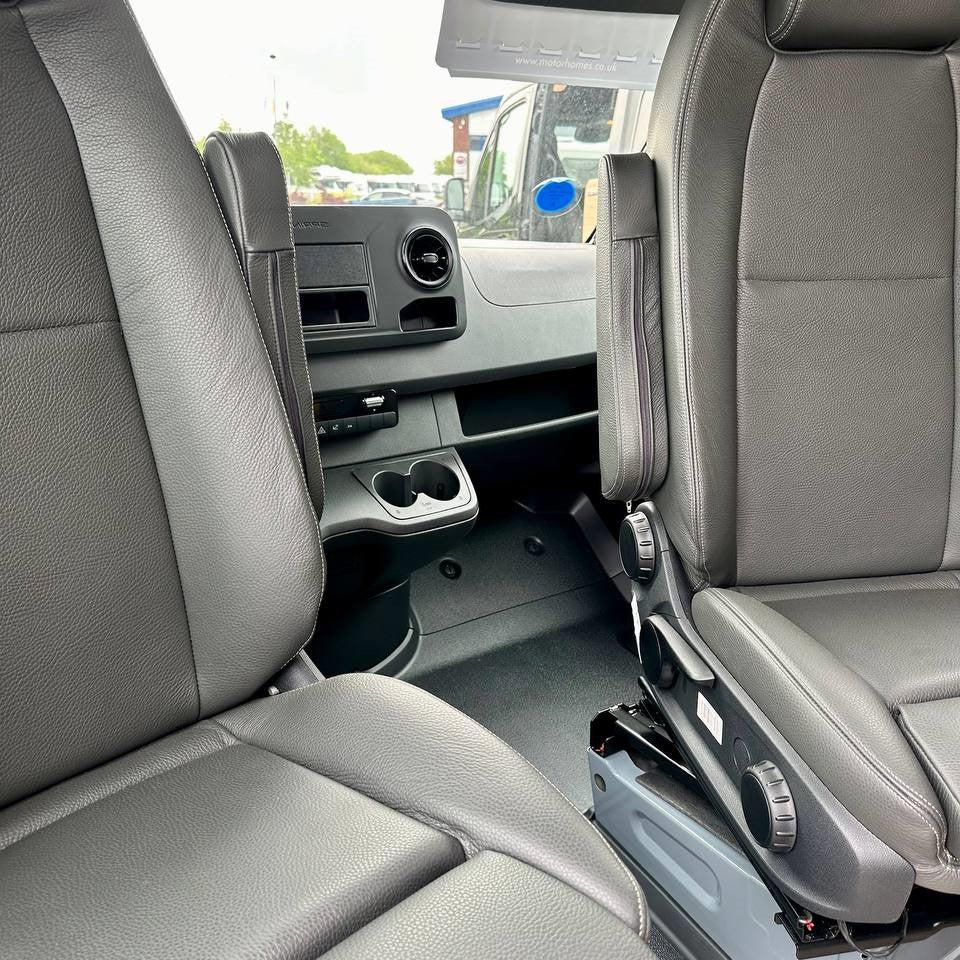 Für Mercedes Sprinter 907 Getränkehalter – Armaturenbretthalterung rechts | Van-X Zubehör