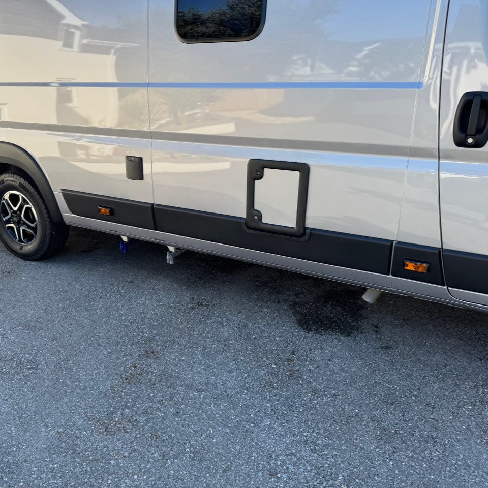 Peugeot Boxer Signalmarkenschutz – Glanzschwarz