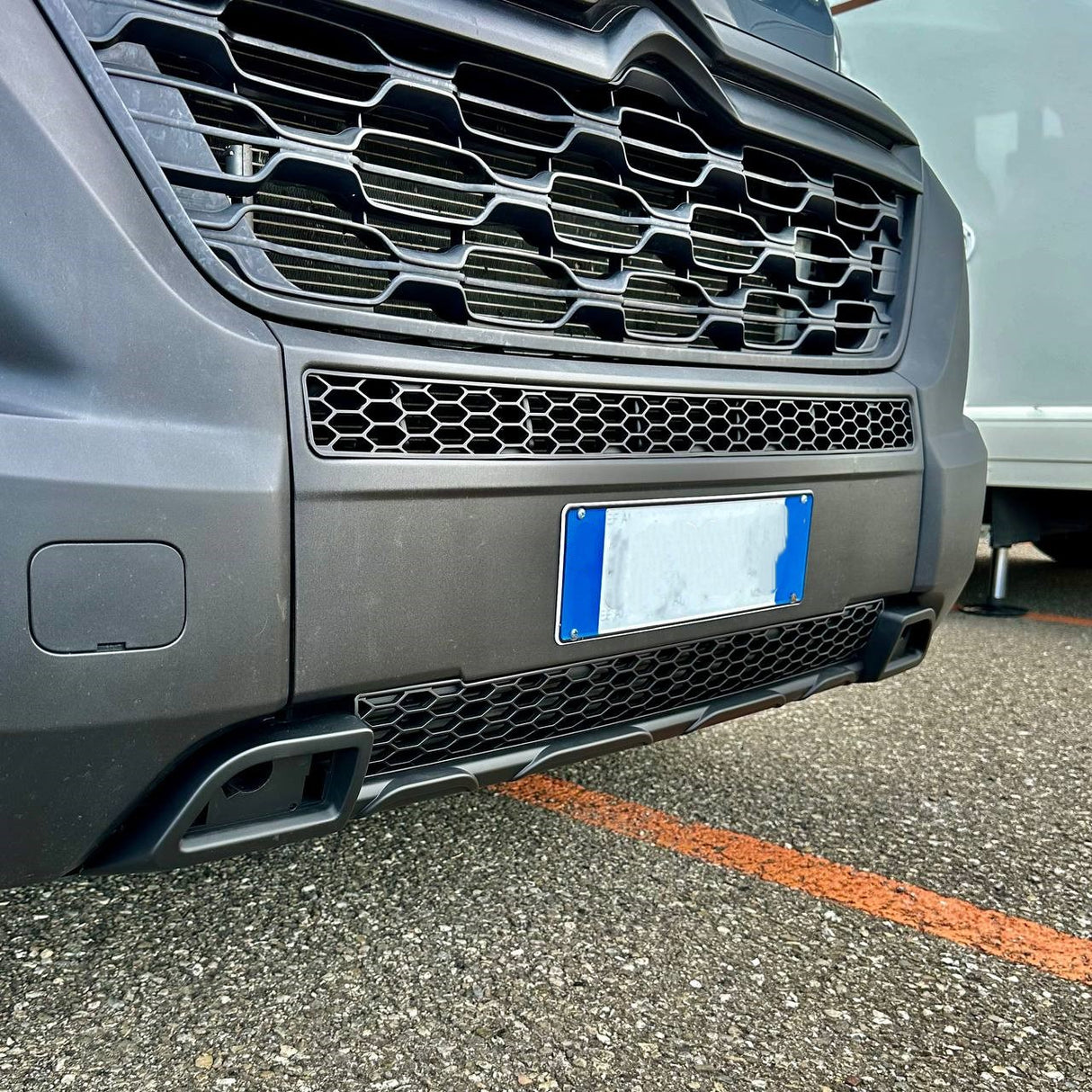 Für Fiat Ducato / RAM ProMaster Front Honeycomb Bumper Grille Bundle 2 Stück – Matt Schwarz | Van-X