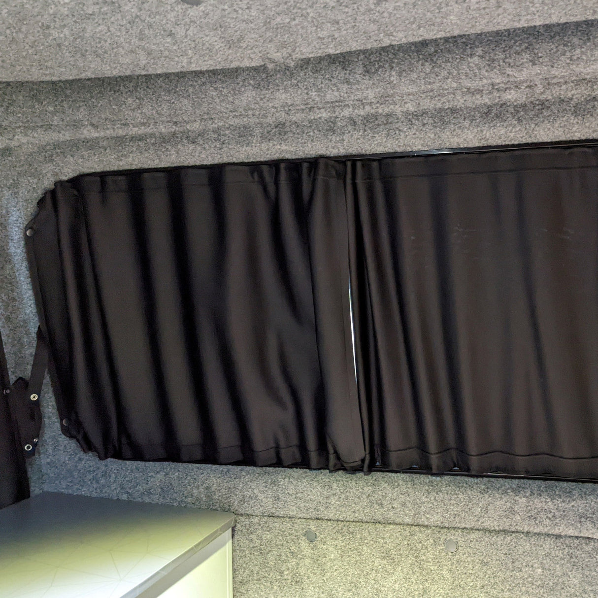 Für das neue Modell Transit Custom Premium Fenster-Gardinen - Schwarz/Schwarz - STELLEN SIE IHRE EIGENE BUNDEL ZUSAMMEN! Van-X