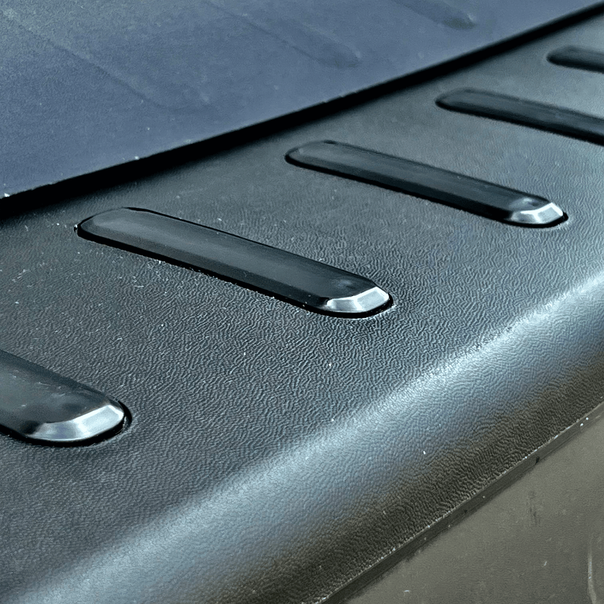 Für Opel Vivaro Ladekantenschutz – Schwarze Kunststoffverkleidung für Campervan, Wohnmobil & Auto-Sleeper