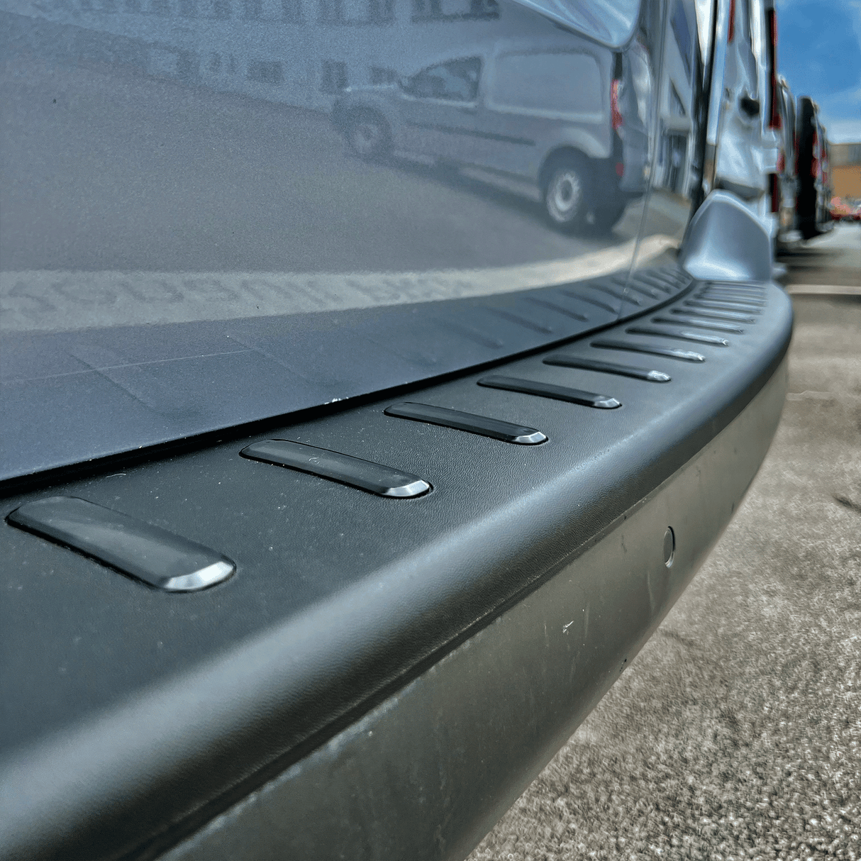 Für Opel Vivaro Ladekantenschutz – Schwarze Kunststoffverkleidung für Campervan, Wohnmobil & Auto-Sleeper