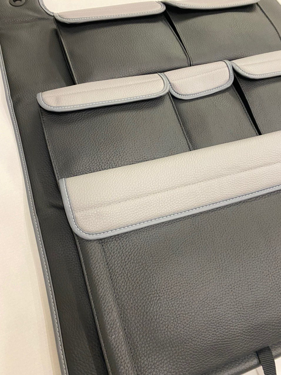 Für VW T5 / T5.1 / T6 Doppelsitz Organizer (Schwarz Mit Grauen Taschen)