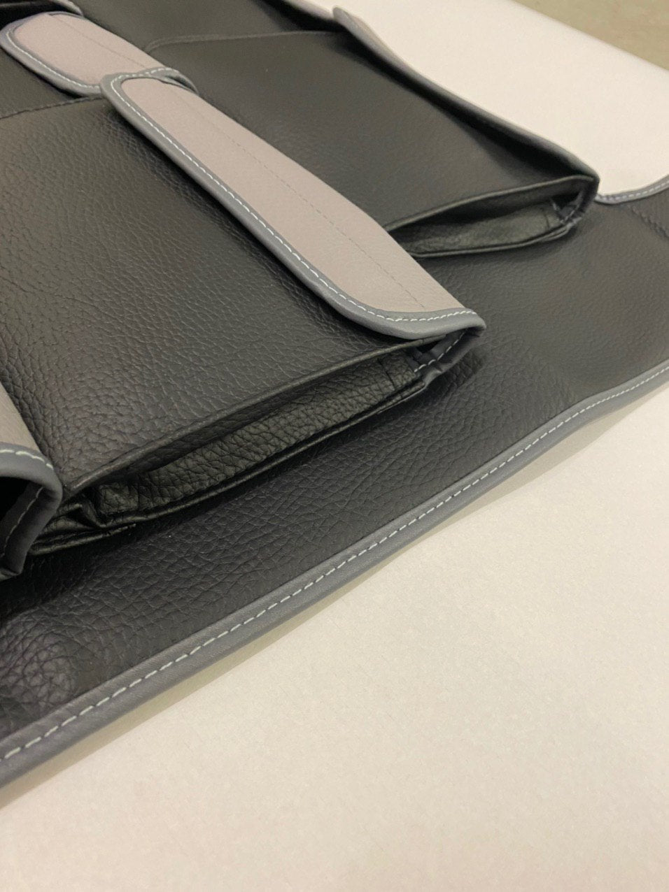 Für VW T5 / T5.1 / T6 Doppelsitz Organizer (Schwarz Mit Grauen Taschen)