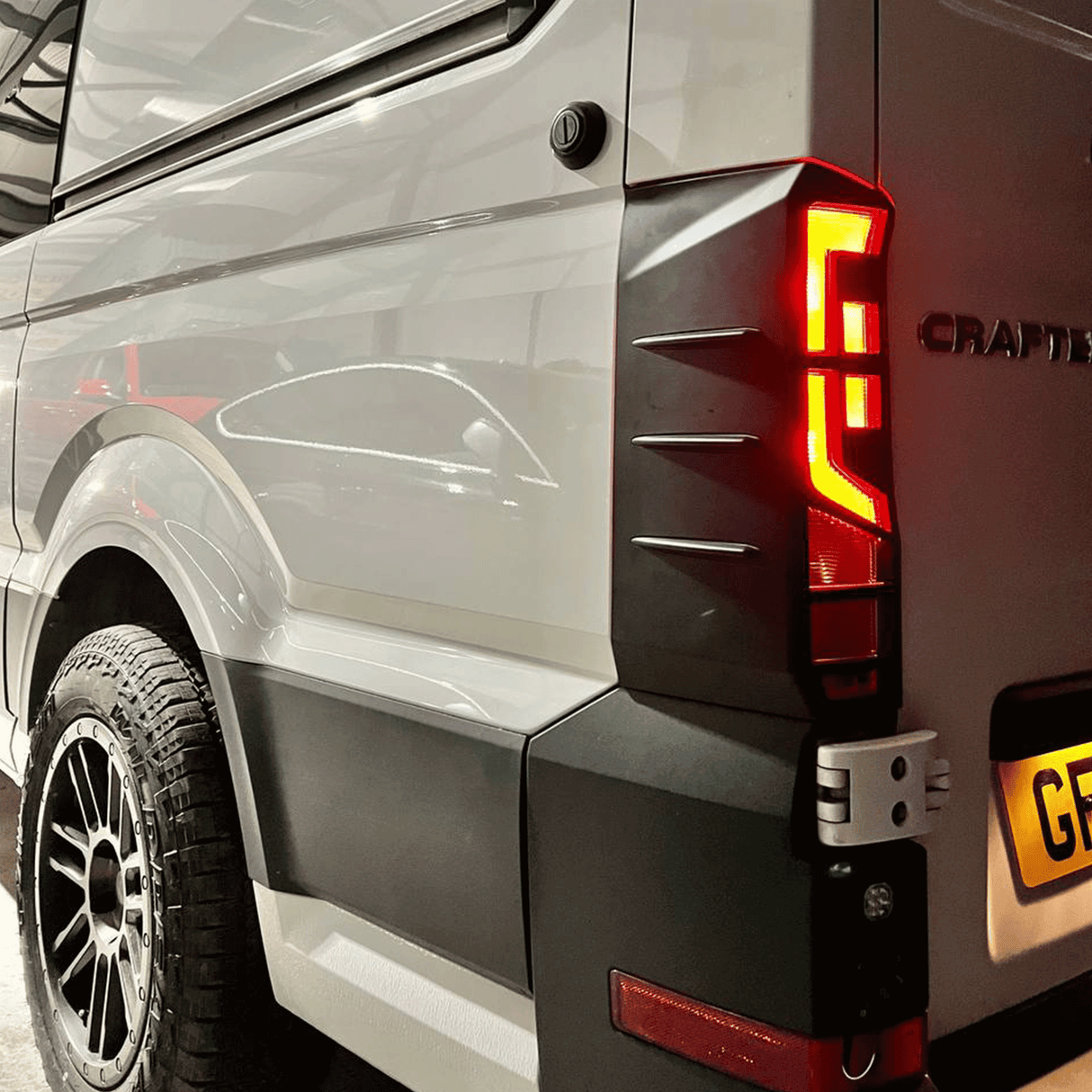 Für Volkswagen Crafter Rücklichtschutz - Mattschwarz (ab 2018)