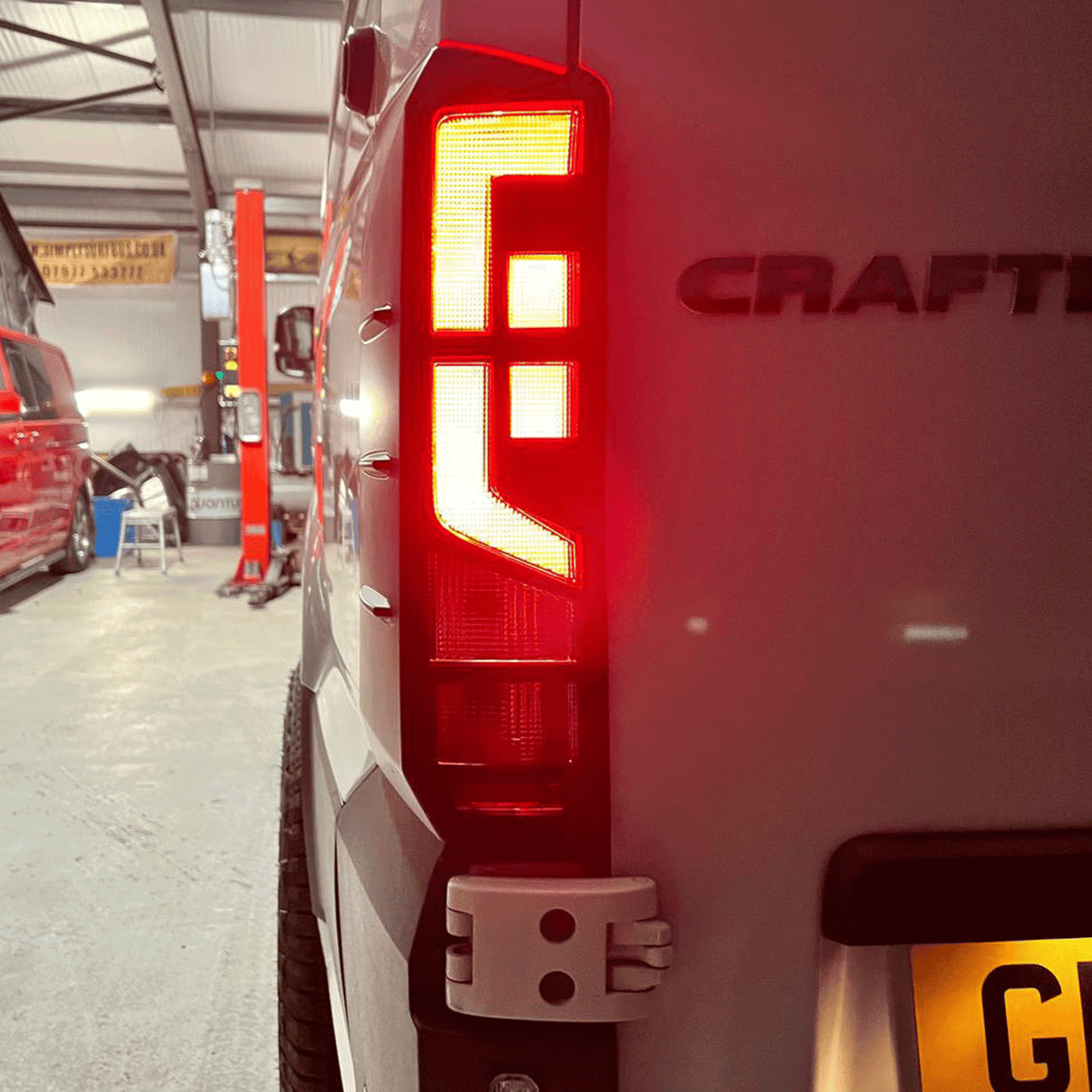 Für Volkswagen Crafter Rücklichtschutz - Mattschwarz (ab 2018)