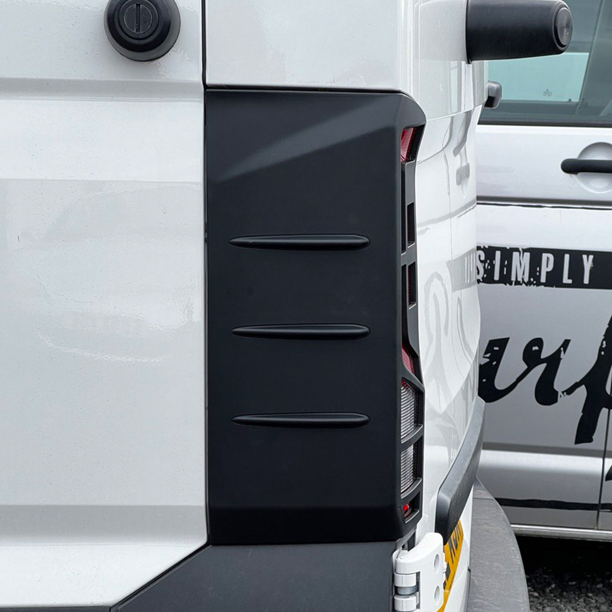 Für Volkswagen Crafter Rücklichtschutz - Mattschwarz (ab 2018)