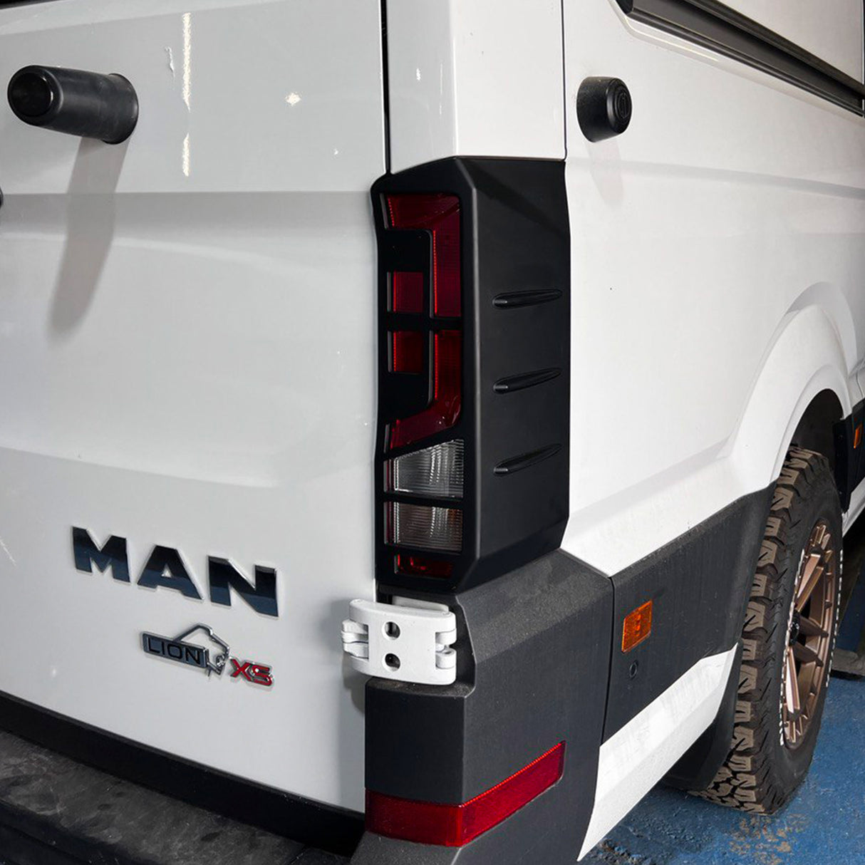 Für Volkswagen Crafter Rücklichtschutz - Mattschwarz (ab 2018)