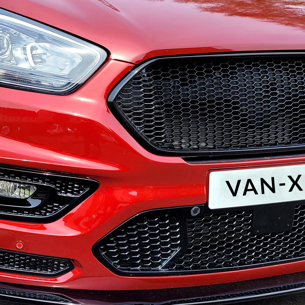 Für Ford Transit Custom Wabengrill-Set – Oberteil in Glanzschwarz & Unterteil in Matt Schwarz – Einbaufertig