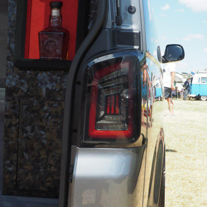 Für VW T5, T5.1 Geräucherte Heckklappe LHD Rückleuchten Rote Balken LED Left Hand Drive Van nur MK3