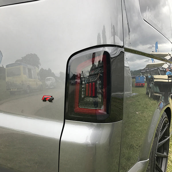 Für VW T5, T5.1 Geräucherte Heckklappe LHD Rückleuchten Rote Balken LED Left Hand Drive Van nur MK3