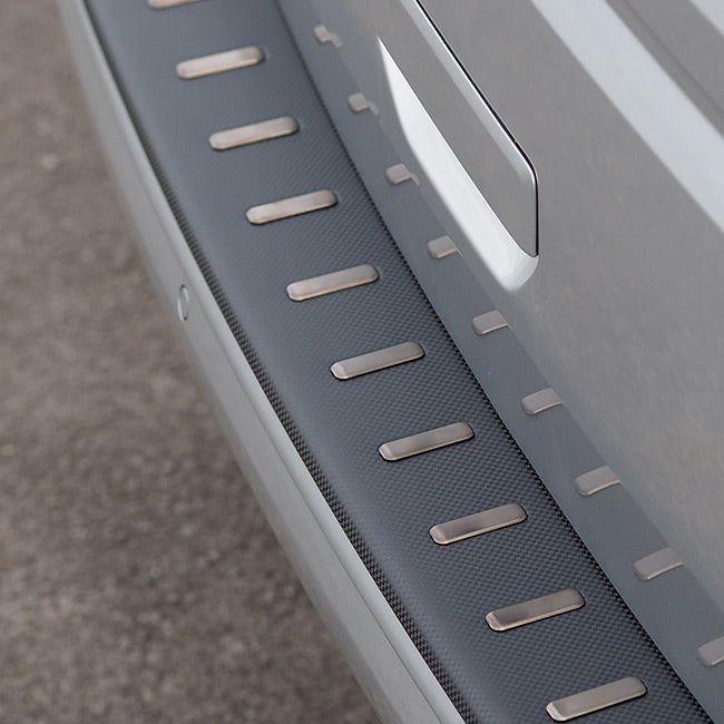 Für VW T6.1 Transporter Heckstoßstangenschutz Edelstahl / Kohlefaserfolie (nur Heckklappe)